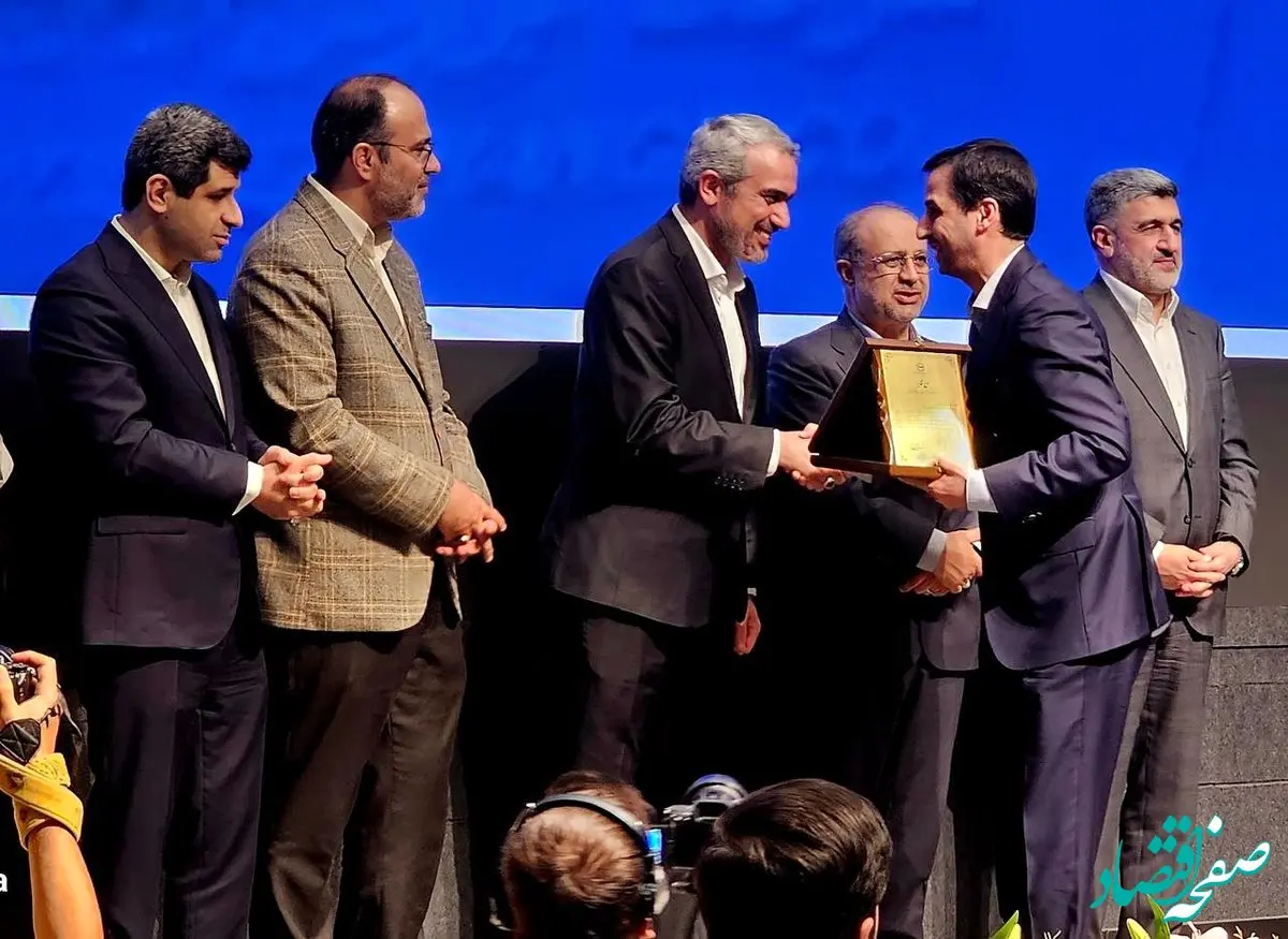 گواهی سپرده کالایی گندله چادرملو رونمایی شد / اهدای لوح افتخار برترین‌های بورس کالا به مدیرعامل چادرملو