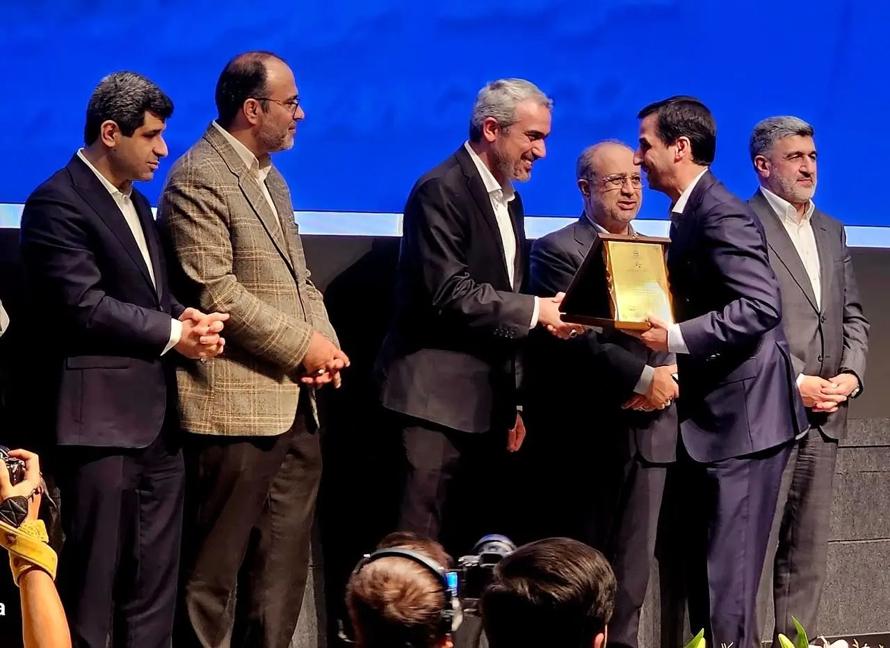 گواهی سپرده کالایی گندله چادرملو رونمایی شد / اهدای لوح افتخار برترین‌های بورس کالا به مدیرعامل چادرملو