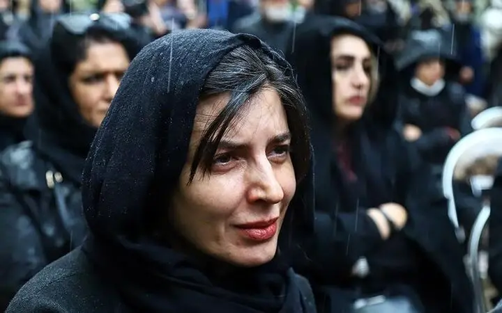 فیلم قرآن خواندن لیلا حاتمی در مراسم ختم مرحوم رضا داودنژاد