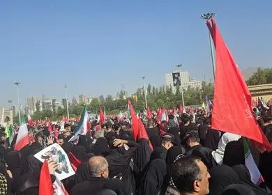 حضور پرشور مردم در مراسم وداع با رهبر شهید؛ مصلی صحنه تجدید میثاق با آرمان‌های انقلاب