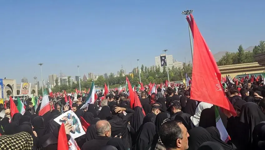 حضور پرشور مردم در مراسم وداع با رهبر شهید؛ مصلی صحنه تجدید میثاق با آرمان‌های انقلاب