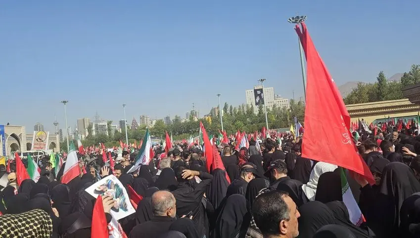 حضور پرشور مردم در مراسم وداع با رهبر شهید؛ مصلی صحنه تجدید میثاق با آرمان‌های انقلاب