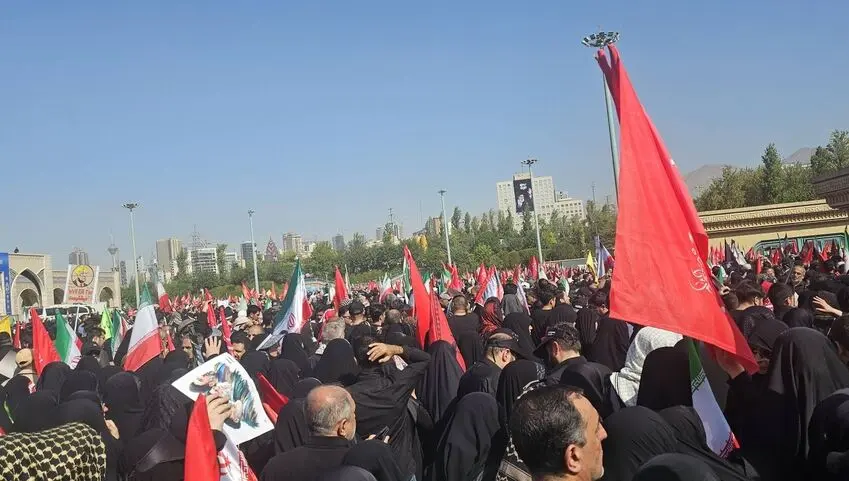حضور پرشور مردم در مراسم وداع با رهبر شهید؛ مصلی صحنه تجدید میثاق با آرمان‌های انقلاب