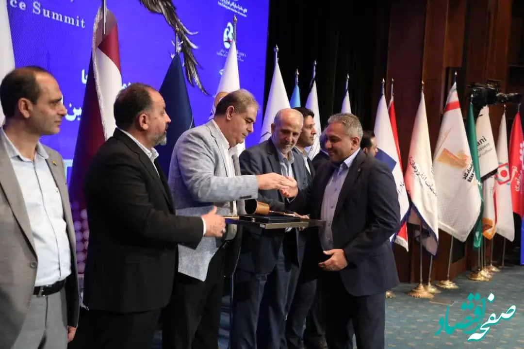 نشان عقاب طلایی مدیریت خلاق به مدیرعامل بانک سینا اعطا شد