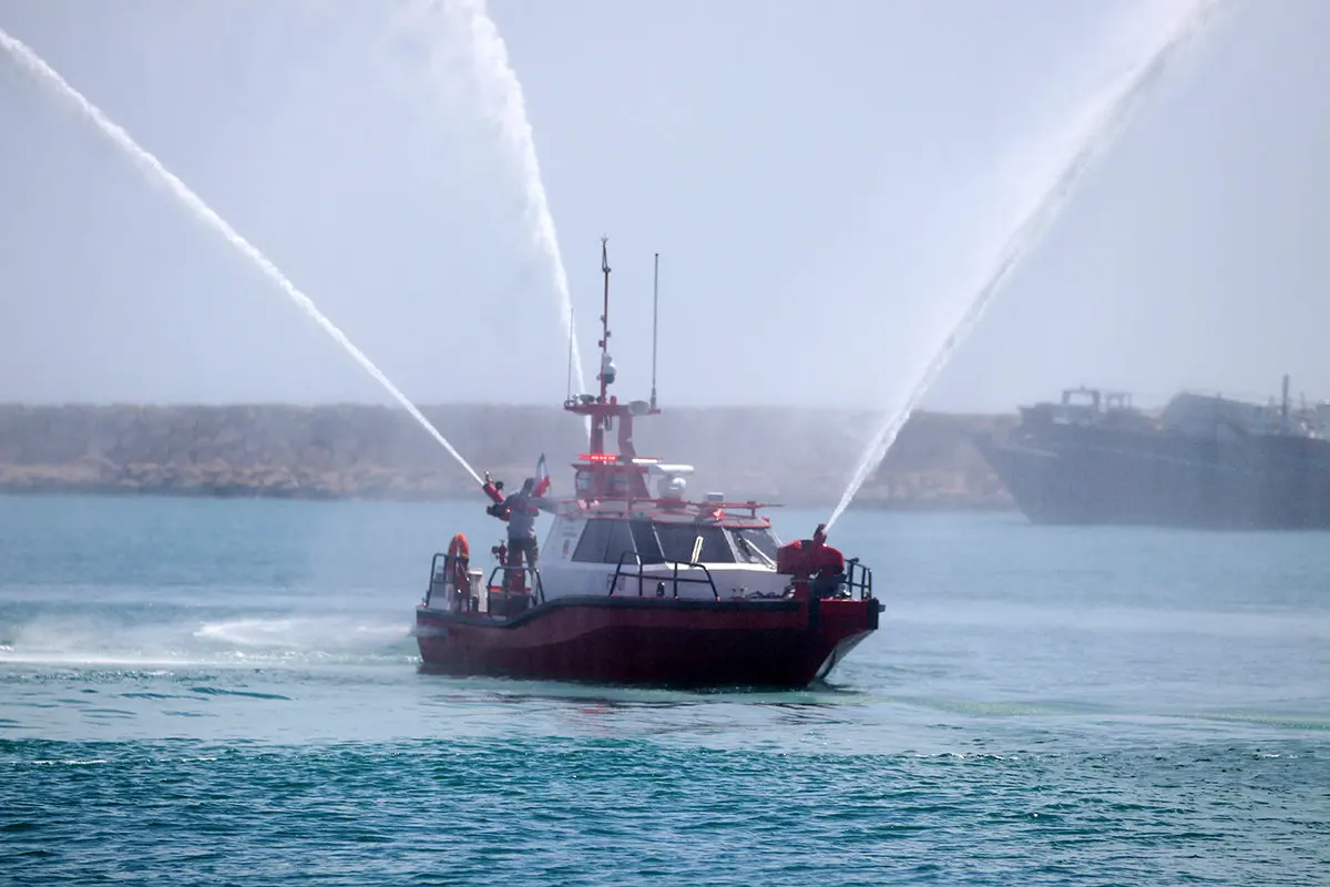 ویژگی‌های عملیاتی نخستین شناور تندرو آتش نشان کشور در جزیره جهانی قشم