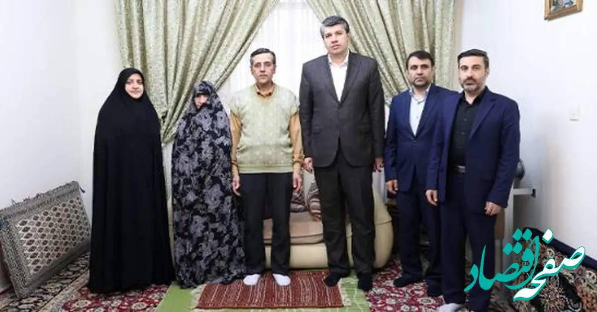 دیدار مدیرعامل بانک توسعه صادرات ایران با خانواده شهید حاج محمدیان