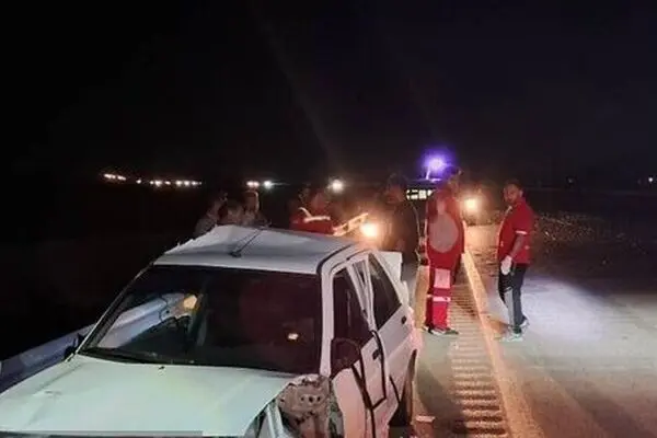 مصدوم شدن ۳ سرنشین پراید در برخورد با تریلر حمل گاز مایع 