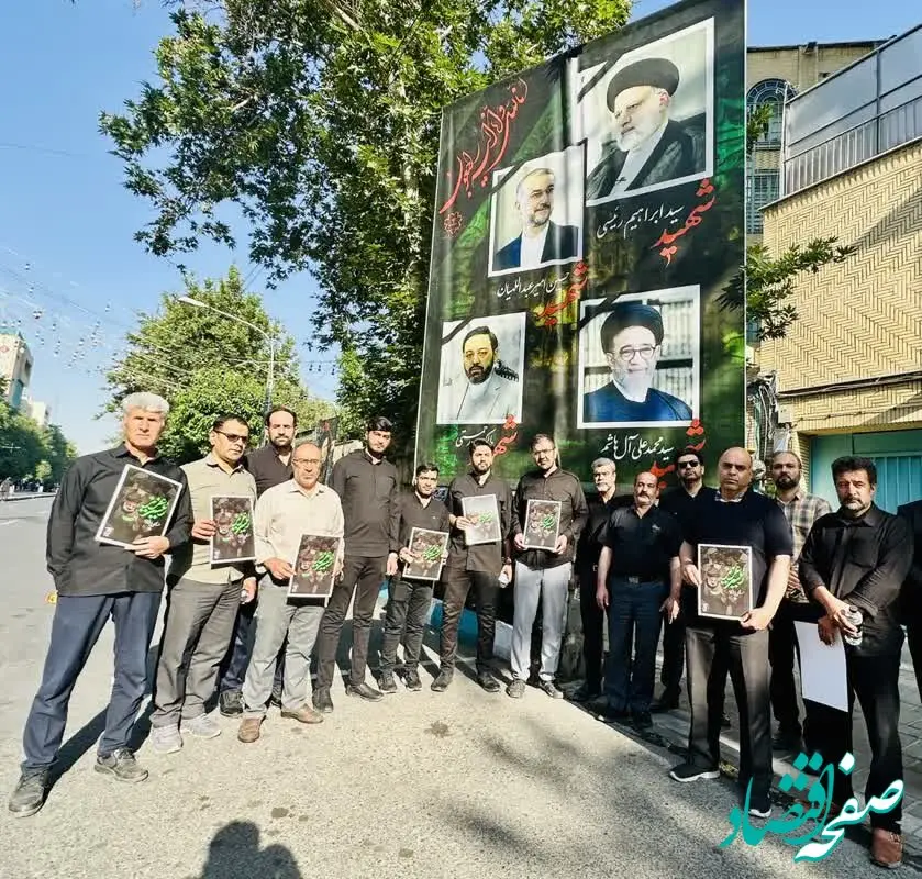حضور بسیجیان پایگاه بسیج شهید مصطفی خمینی(ره) هلدینگ پتروپالایش اصفهان در مراسم تشییع سیدالشهدای خدمت