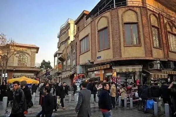 پیک‌های پیاده، وقتی هزینه‌های زندگی، موتور را از سبد کار حذف می‌کند