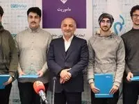 مدیرعامل بیمه دی در مراسم تجلیل از ۴ مدال آور المپیاد هوش مصنوعی ۲۰۲۵ مطرح کرد؛ بیمه دی به طور کامل هوشمند سازی می شود/استفاده از نخبگان و المپیادی ها در دستور کار بیمه دی است