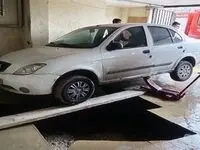 این خودرو تیبا به داخل چاه در خیابان آزادی تهران سقوط کرد
