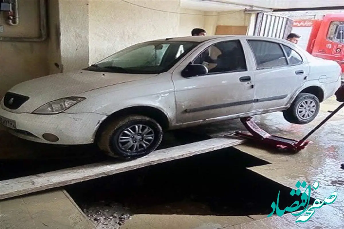 این خودرو تیبا به داخل چاه در خیابان آزادی تهران سقوط کرد
