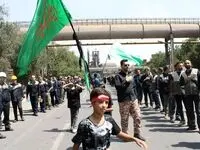 حرکت دسته‌های عزاداری با پرچم‌های حسینی در ذوب‌آهن اصفهان