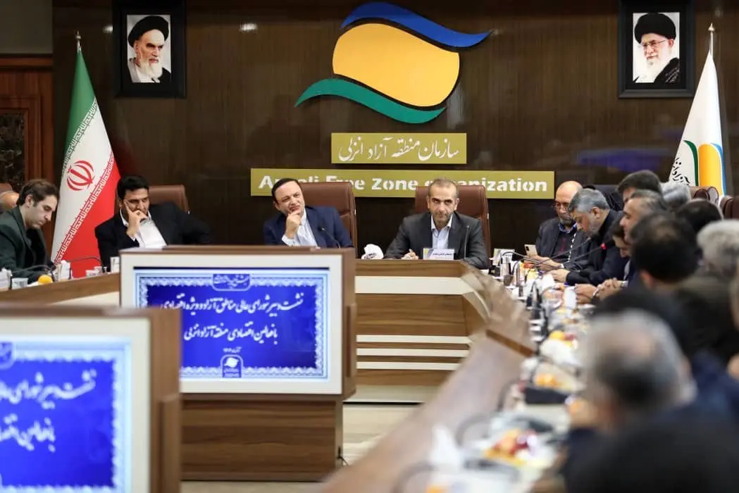 همه موظف به ارائه خدمات به سرمایه گذاران هستیم / مناطق آزاد جای جذب سرمایه و بویژه جذب سرمایه گذاری خارجی است