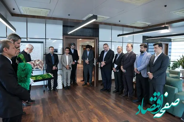 در آستانه سالروز ولادت امام رضا(ع)؛ هلدینگ صباانرژی میزبان پرچم متبرک حرم رضوی شد