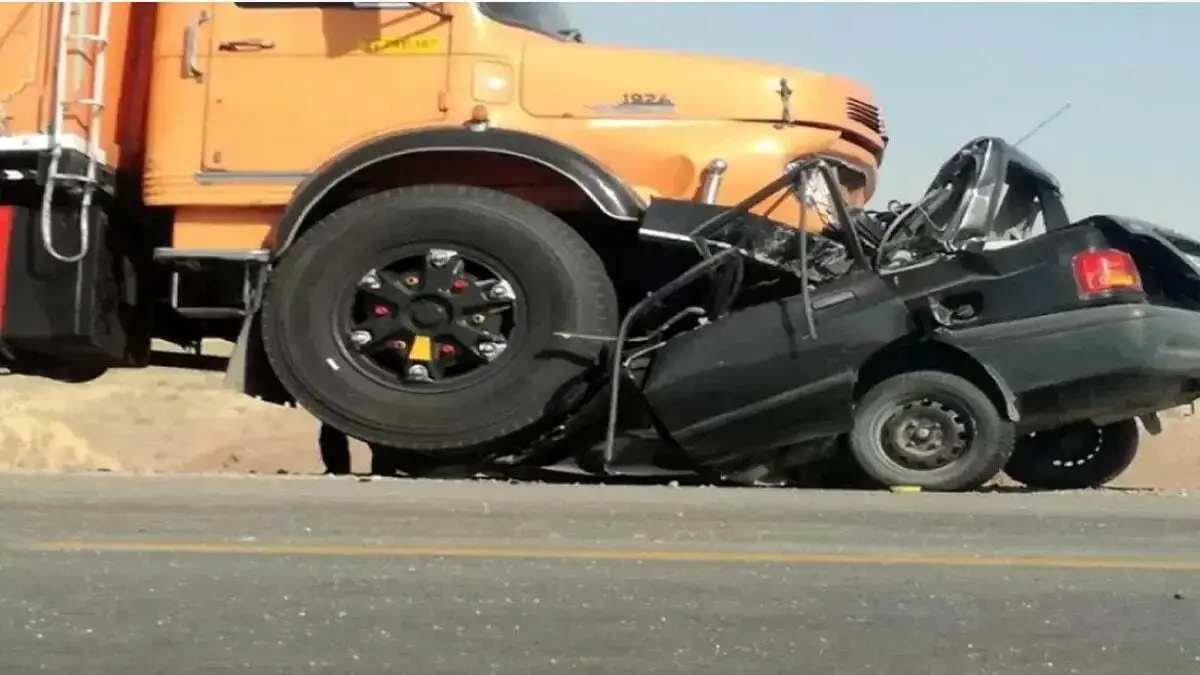 تصادف مرگبار در جاده مخصوص: برخورد کامیون با سمند، آتش‌سوزی و تلاش آتش‌نشانی برای نجات