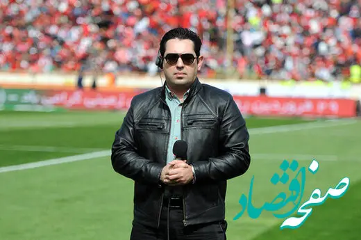 این گزارشگر  دربی 102 را گزارش می کند 