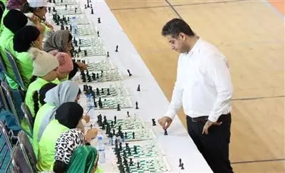 مسابقات شطرنج سیمولتانه، رقابت استاد بزرگ شطرنج ایران با ۱۰۰ شطرنج باز در عسلویه