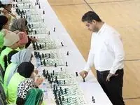 مسابقات شطرنج سیمولتانه، رقابت استاد بزرگ شطرنج ایران با ۱۰۰ شطرنج باز در عسلویه