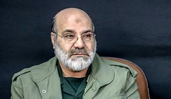 این فرمانده به رهبر انقلاب هدیه داد/ چه هدیهای تقدیم رهبر انقلاب شد؟