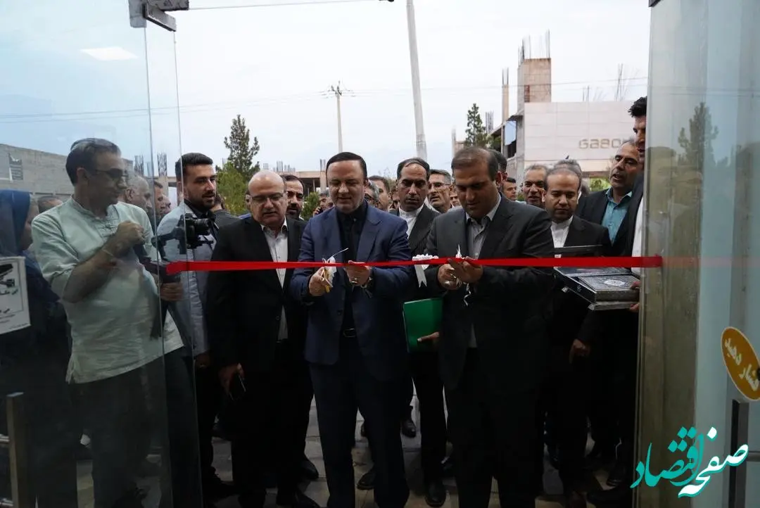 نخستین دفتر خدمات هوشمند مناطق آزاد در ارس افتتاح شد / اولین گردشگر خارجی کارت مناطق آزاد ایران را دریافت کرد