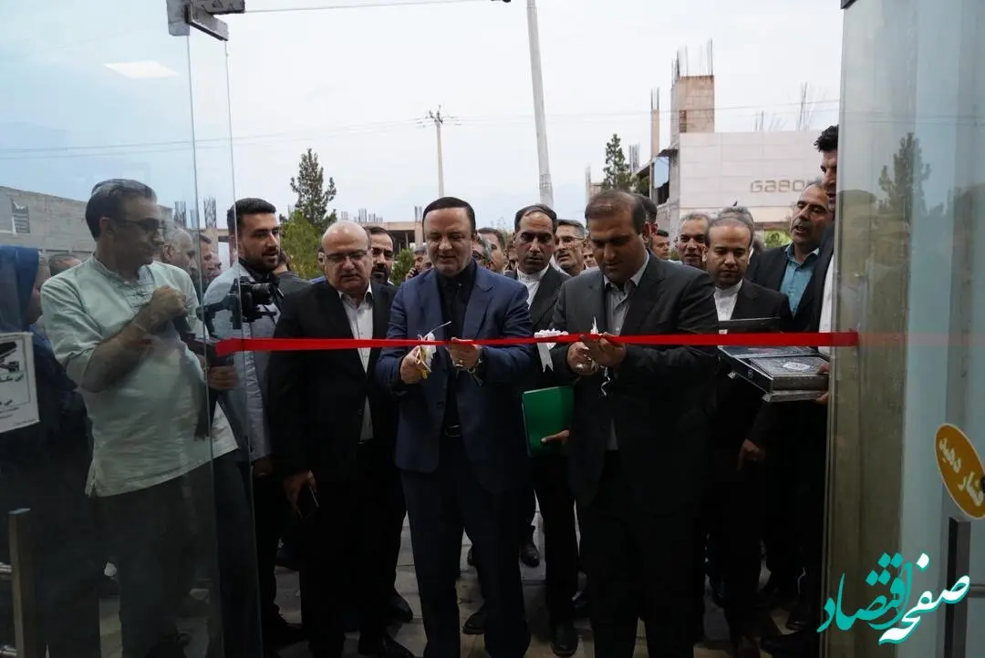نخستین دفتر خدمات هوشمند مناطق آزاد در ارس افتتاح شد / اولین گردشگر خارجی کارت مناطق آزاد ایران را دریافت کرد