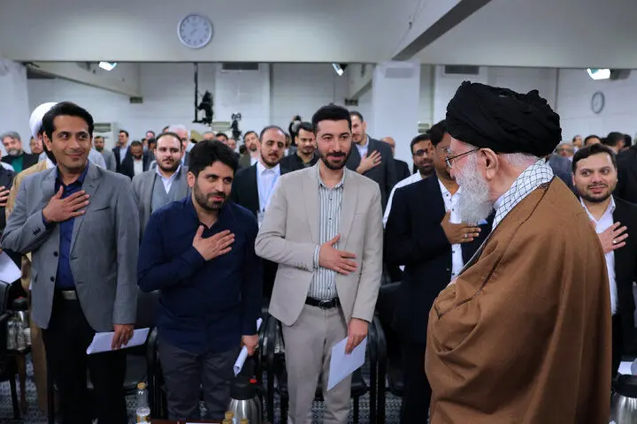 روایت شاعران از دیدار با رهبر شهید؛ بدرود بیتِ آخرِ شب‌های شعرِ بیت...