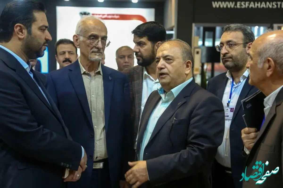 بازدید مسئولین و دست اندر کاران صنعت فولاد از غرفه ذوب آهن اصفهان در نمایشگاه بین المللی کیش