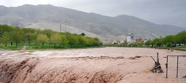 بارش شدید در ۸ دقیقه؛ سیلاب راه‌های سوادکوه را مسدود کرد