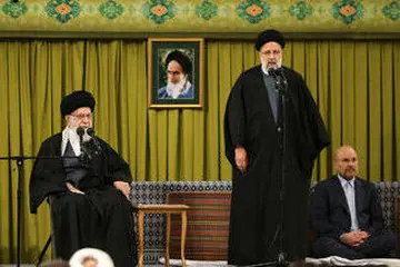 عکس / آیه نصب شده در محل سخنرانی امروز رهبر انقلاب