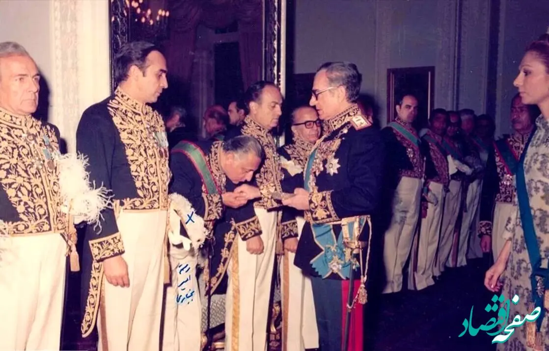 تصویری جنجالی از وزرا در اول فروردین برای دستبوسی | این فرد معروف هم آمده بود