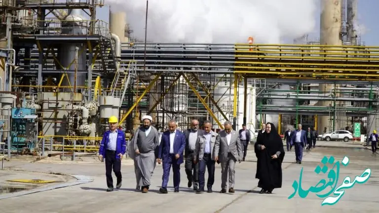 دکتر انصاری نیک به مناسبت عید نوروز با حضور در واحد‌های مختلف مجتمع با کارکنان شاغل در این واحدها دیدار کرد