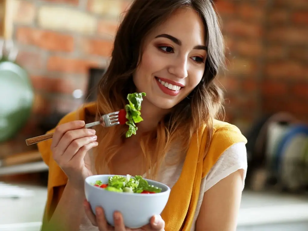 بانوان بخوانند | خانم ها خوردن این غذاها به جوان ماندن پوست شما کمک می کنند 