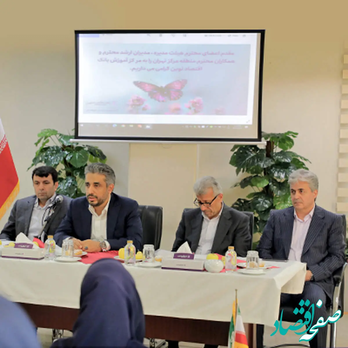 تغییر سیاست بانک به سمت بانکداری خرد با هدف افزایش سهم بازار