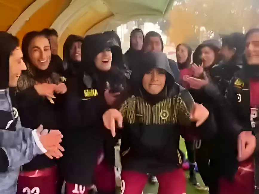 ویدئوی رقص دختران تیم فوتبال سپاهان با آهنگ صادق بوقی!