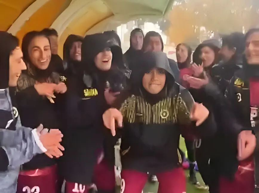 ویدئوی رقص دختران تیم فوتبال سپاهان با آهنگ صادق بوقی!