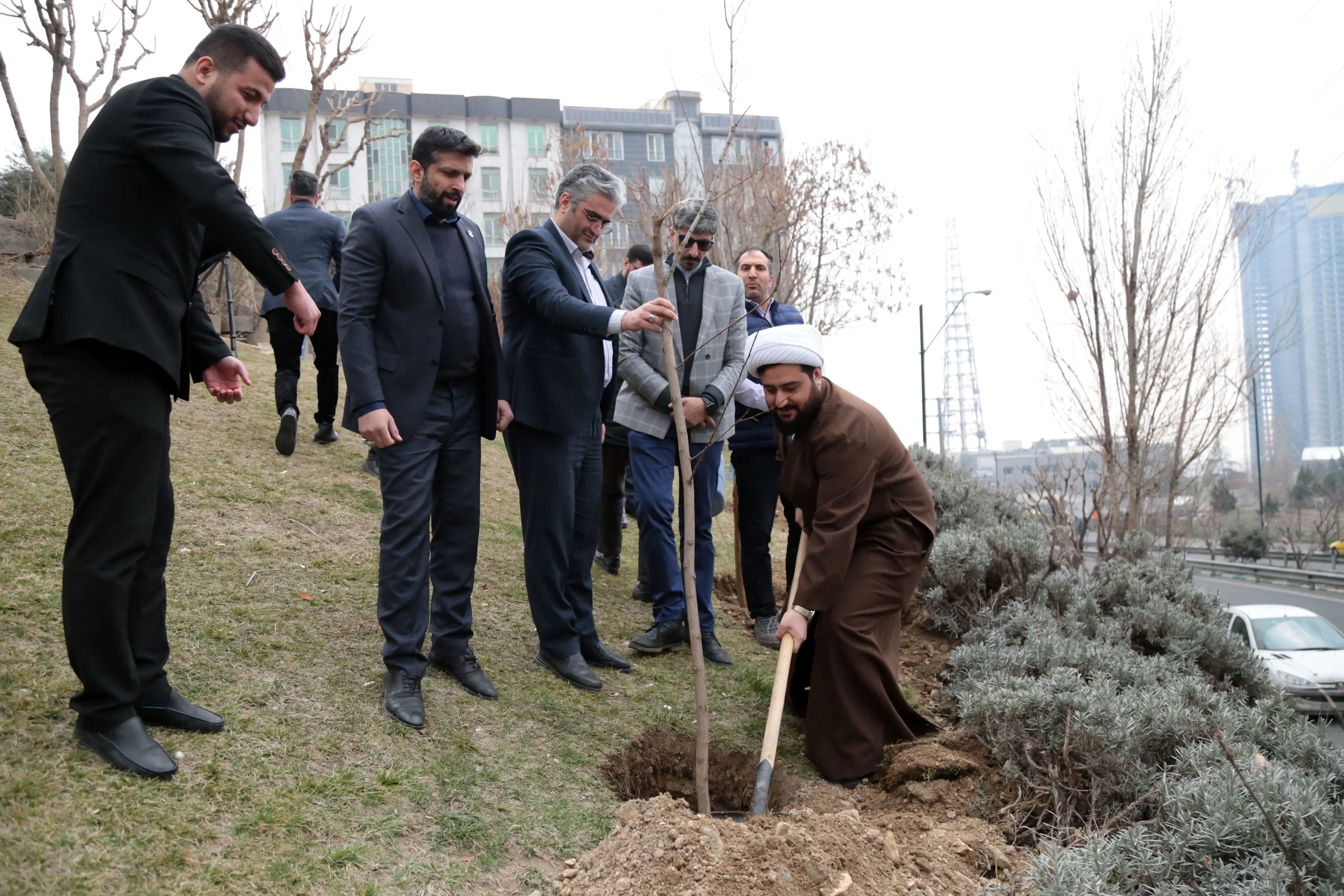 کاشت نهال درخت به مناسبت روز درختکاری توسط مدیران و کارکنان هلدینگ صباانرژی

