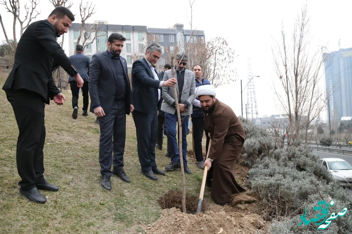 کاشت نهال درخت به مناسبت روز درختکاری توسط مدیران و کارکنان هلدینگ صباانرژی

