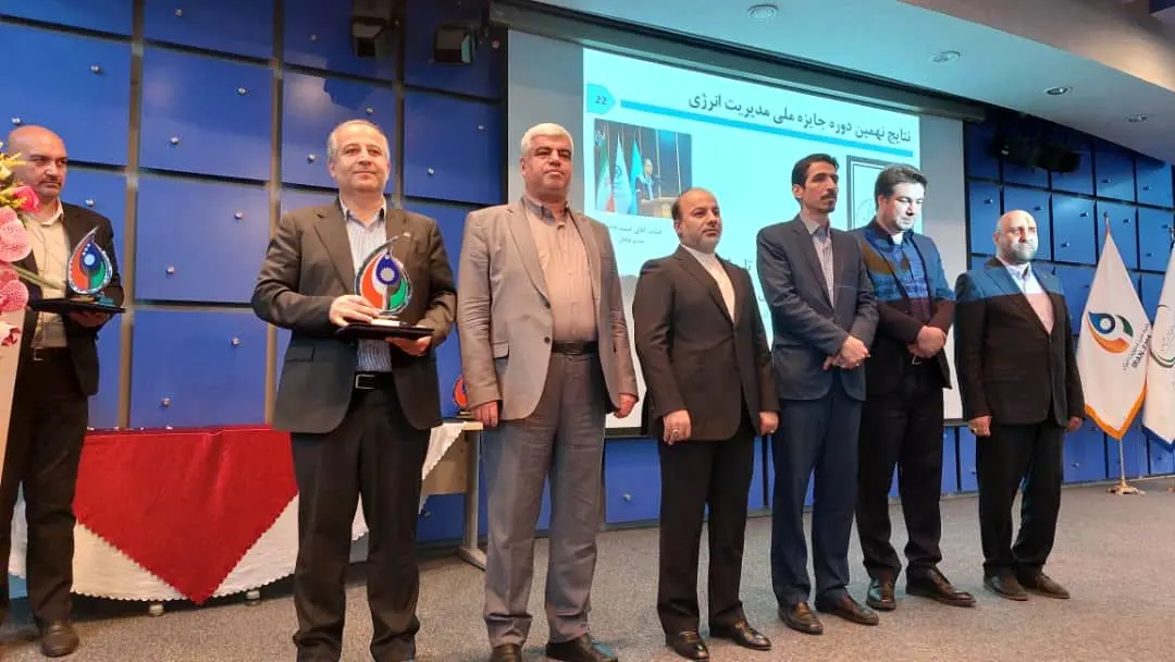 اهدای تندیس سیمین نهمین جایزه ملی مدیریت انرژی به مدیرعامل شرکت پتروشیمی فن آوران