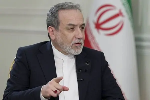 عراقچی: صدای دانش‌آموز مینابی را به مجامع بین‌المللی می‌رسانم