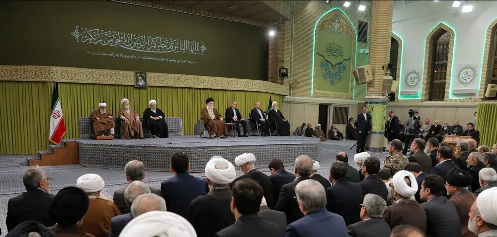 عکسی جنجالی از خوش و بش احمدینژاد با این فرد معروف در بیت رهبری