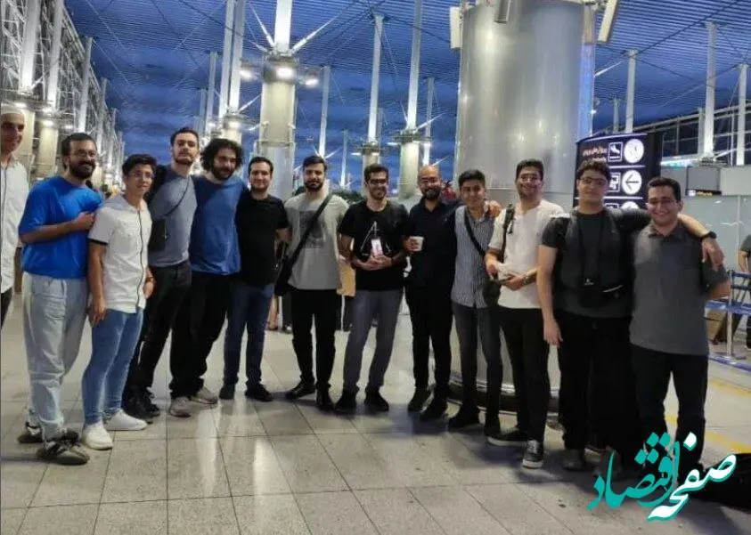 موج مهاجرت در دانشگاه شریف /روایت یکی از دانشجویان از عکس ۱۳نفره دانشجویان در فرودگاه/
یک لحظه فکر کردم توی حیاط دانشگاه هستم!‌