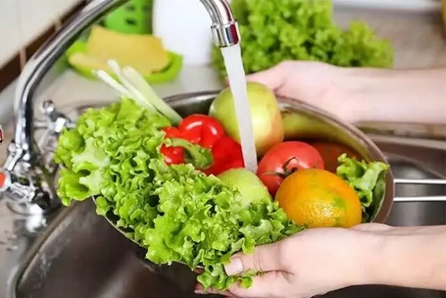 آلودگی پنهان در برگ‌های کاهو؛ تأکید لنکرانی بر شست‌وشوی دقیق سبزیجات