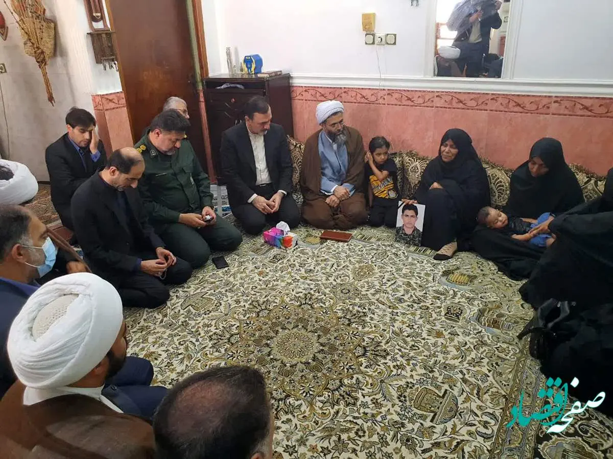 مدیرعامل سازمان منطقه آزاد قشم و جمعی از مسوولان شهرستان با خانواده شهید مدافع امنیت دیدار کردند