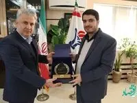 اهدا تقدیرنامه مدیرعامل بانک تجارت کشور به مدیرعامل پتروشیمی خراسان
