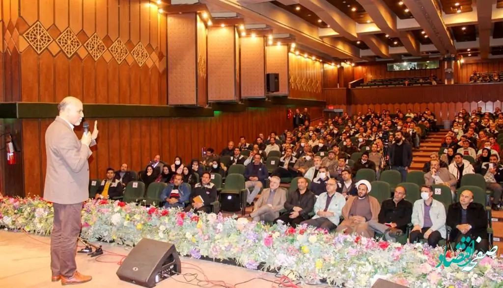 در عرصه صنعت و تولید، کاری بکنیم که برای آیندگان بماند