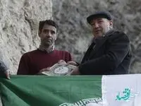 پرچم مقدس ایران بر فراز بزرگترین کلاهک سنگی کشور به اهتزاز درآمد