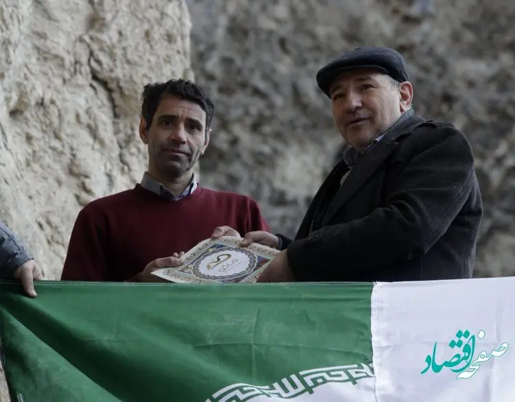 پرچم مقدس ایران بر فراز بزرگترین کلاهک سنگی کشور به اهتزاز درآمد