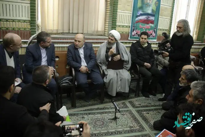 برپایی میز خدمت در نماز جمعه با حضور مدیرعامل سازمان منطقه آزاد ماکو