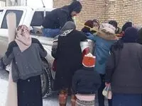 تداوم کمک رسانی جهادگران موکب منطقه آزاد ماکو به زلزله زدگان دورافتاده ترین روستاهای خوی